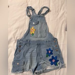 Light washed overalls with flowers